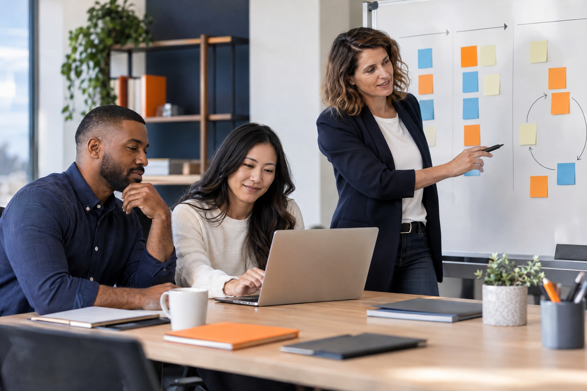 Lernende und Trainer erarbeiten agile und hybride Projektmanagement-Methoden in einem Workshop.